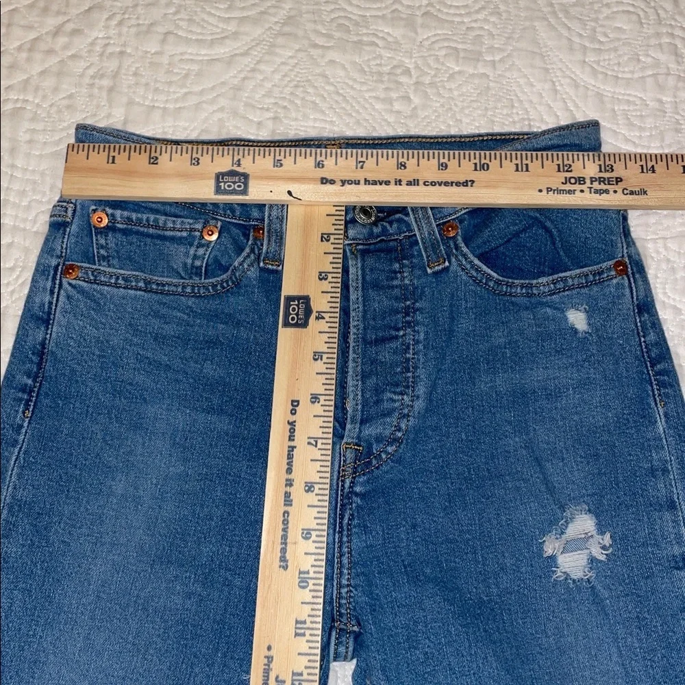 Levi’s. Wedgie Skinny Medium Wash Button Fly Distressed Jeans. Size 27